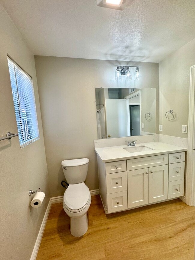 Building Photo - Newly renovated 3 bedroom, 2 bath single f...