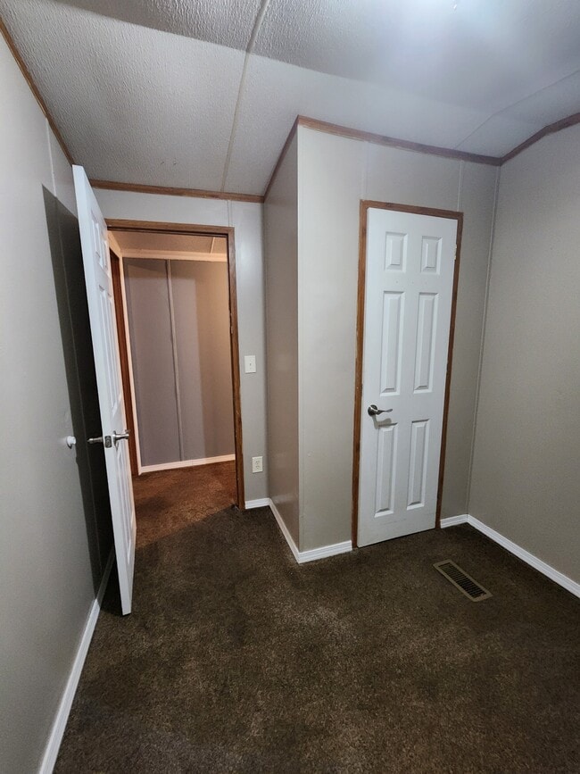 Building Photo - 7310 Pineview Dr