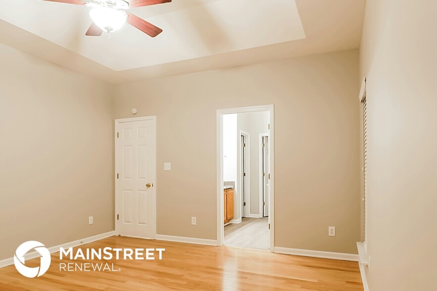 Building Photo - 1910 Oakbluff Way SW