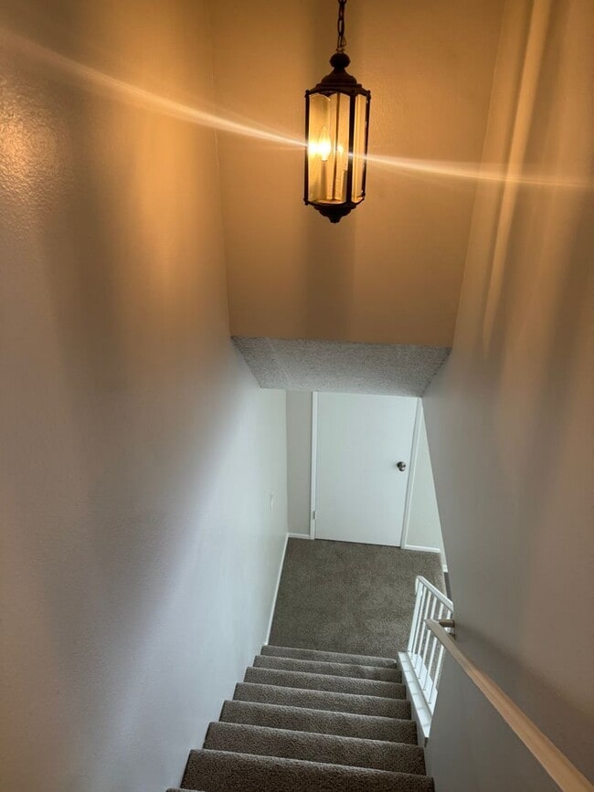 Building Photo - 3 Bed + 1.5 Bath Townhouse