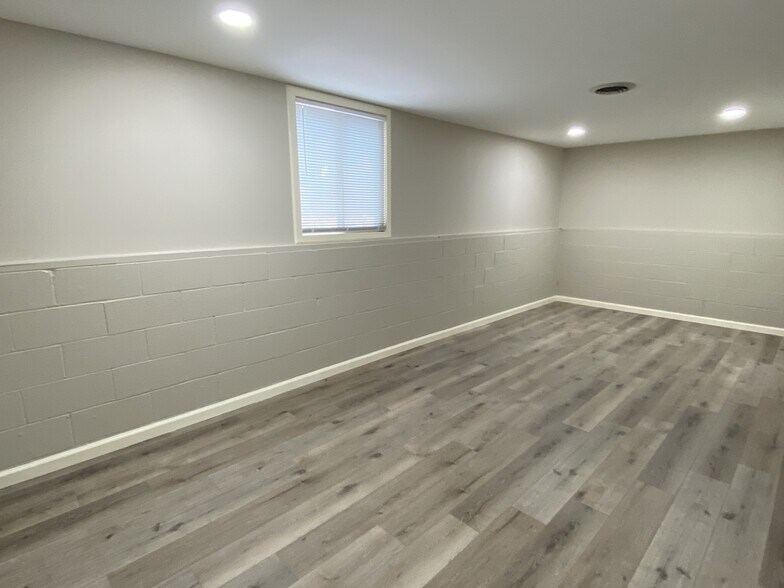 Building Photo - 2110 Barberry Dr