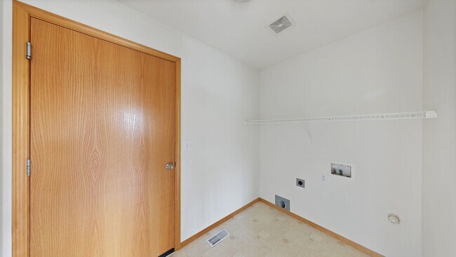 Building Photo - 3 Bed 2.5 Bath - Fireside - NAS Whidbey - Groups