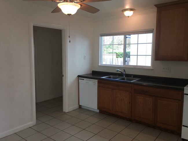 Building Photo - 4 bedroom 2 Bath House with 2 car garage i...