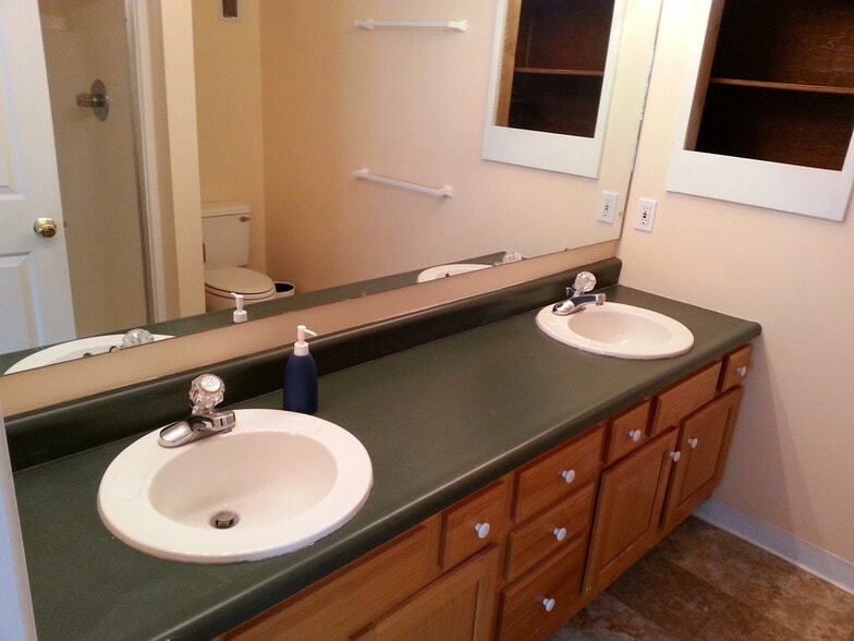 Building Photo - 1417 N Wheeling Ave