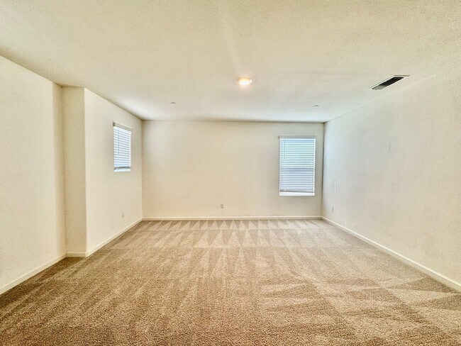 Building Photo - Perfect 5 bedroom, 3.5 bath home with atta...