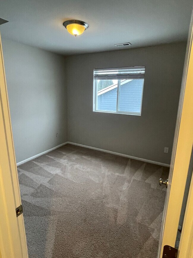 Building Photo - Gorgeous 4 Bed 3 Bath Home Built in 2019!