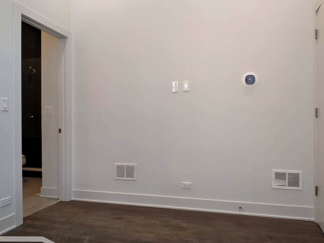 Building Photo - 2120 W Belmont Ave