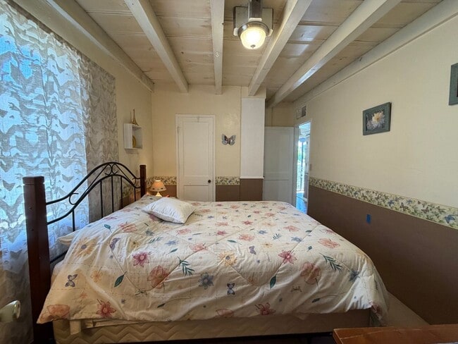 Building Photo - Furnished cozy 1 bedroom Duplex!