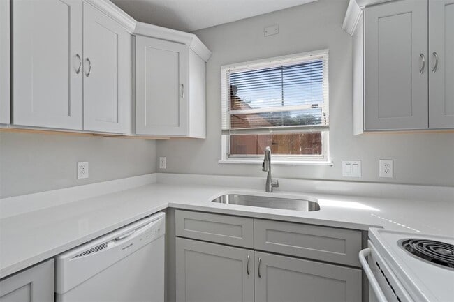 Building Photo - 5800 Belmoor Dr
