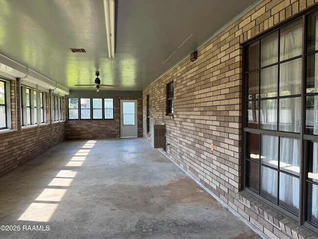 Building Photo - 325 Yearling Rd