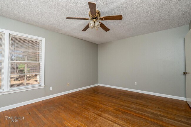 Building Photo - 1002 S San Jose Dr