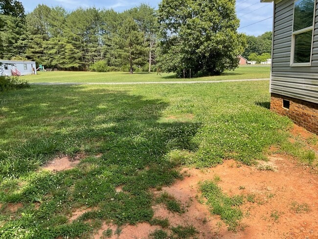 Building Photo - Cute Doublewide Home For Rent In West Lincoln County