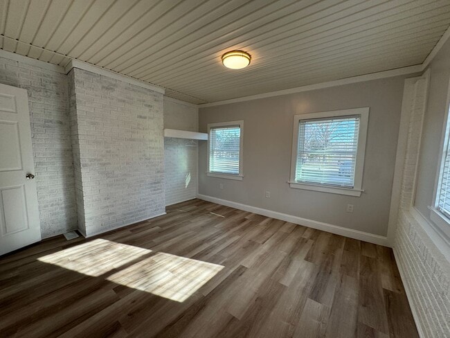 Building Photo - Move-in Ready!