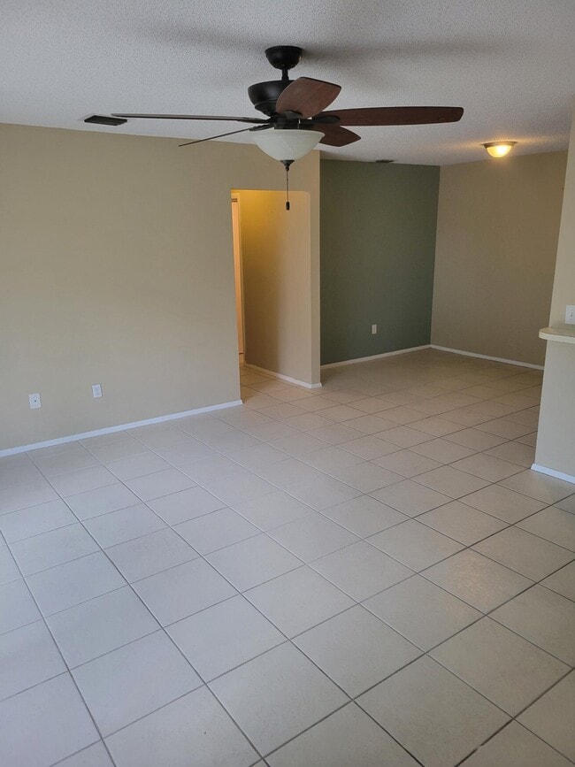 Building Photo - 3904 NW Cinnamon Tree Cir