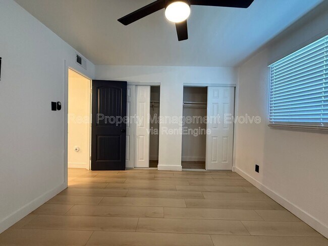 Building Photo - 429 E Greenway Dr