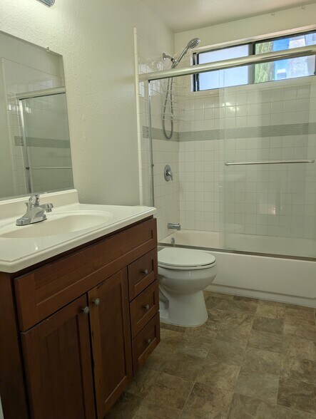 Building Photo - 5166 Dunbar Dr