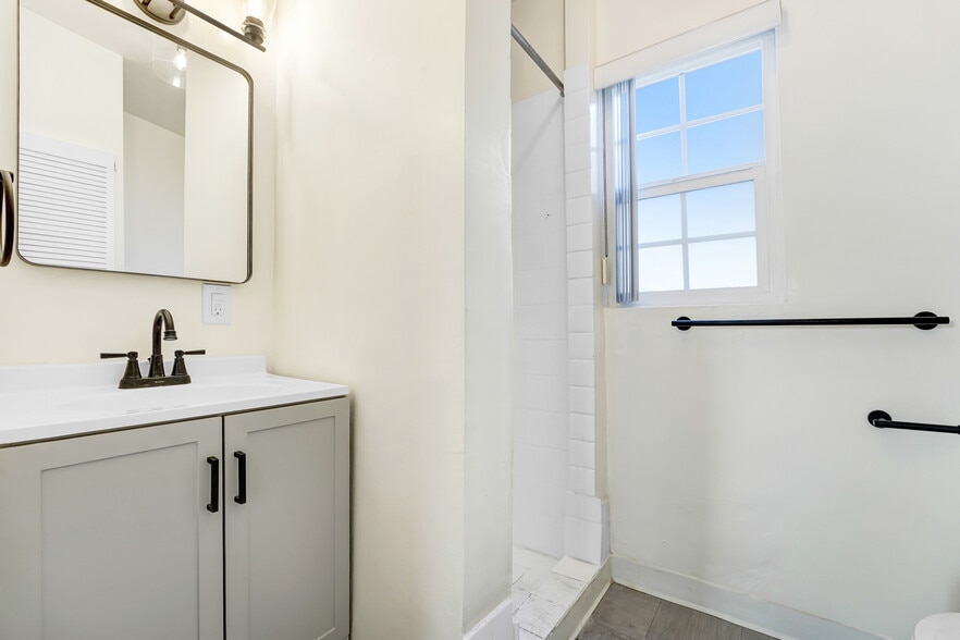 bath 1 - 12058 Culver Blvd