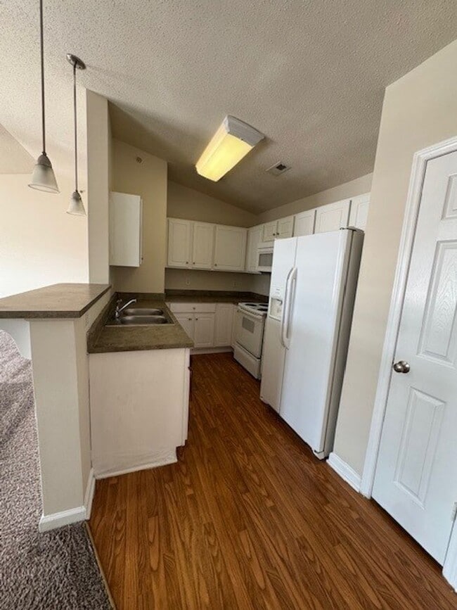 Building Photo - READY TO MOVE IN! 2 Beds 2 Baths!