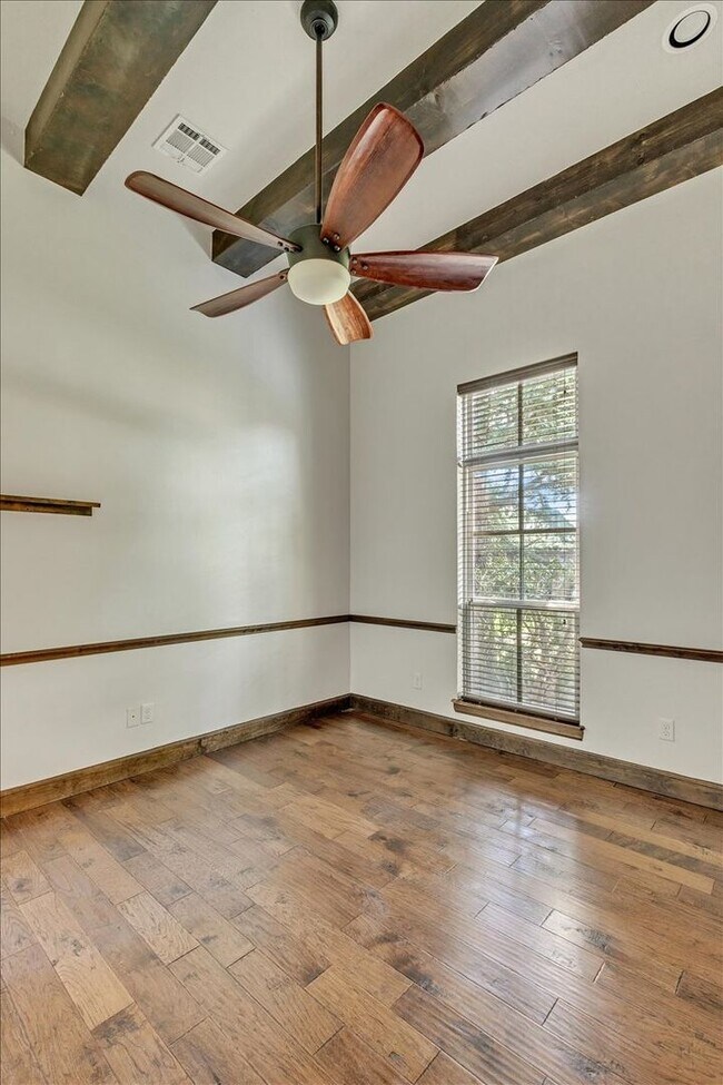 Building Photo - Gorgeous Executive Home - Open Plan - Stor...