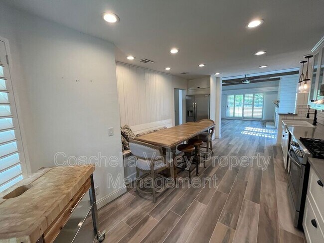 Building Photo - 289 Vista Royale Cir W