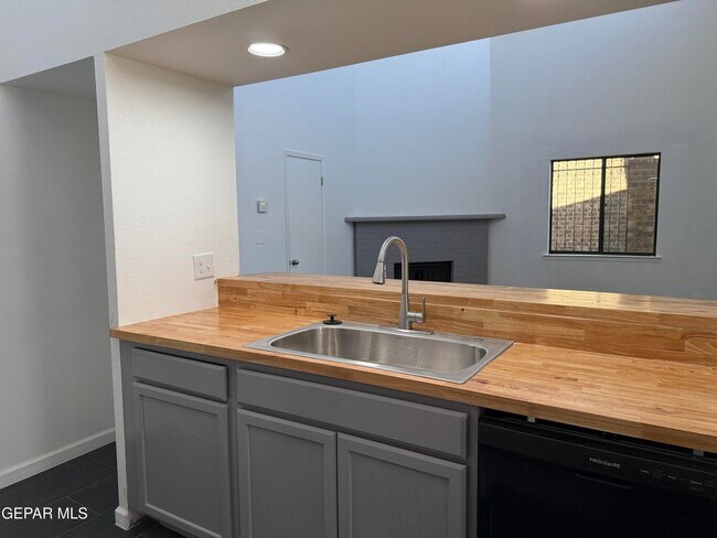 Building Photo - 1531 Common Dr