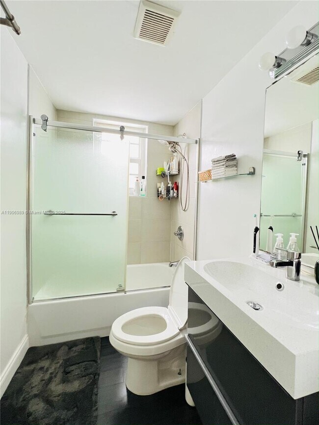 Building Photo - 4812 Pine Tree Dr