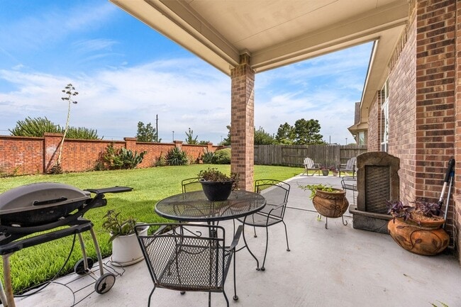 Building Photo - 25819 Oakwood Knoll Dr