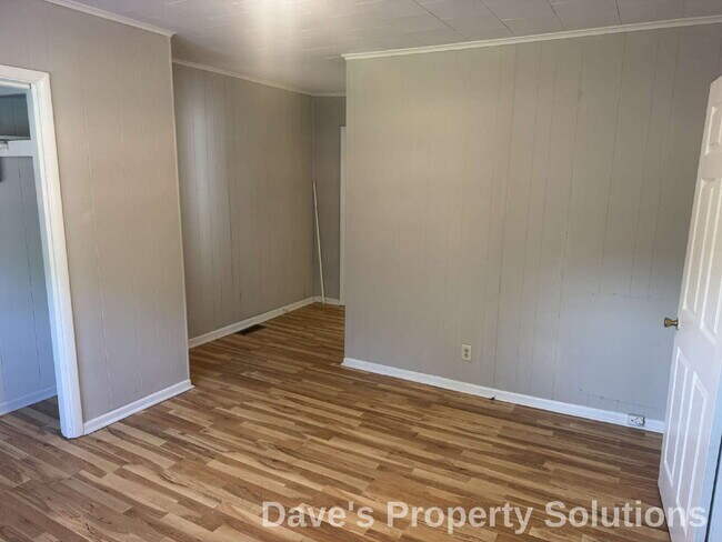 Building Photo - Refreshed and Move-In Ready