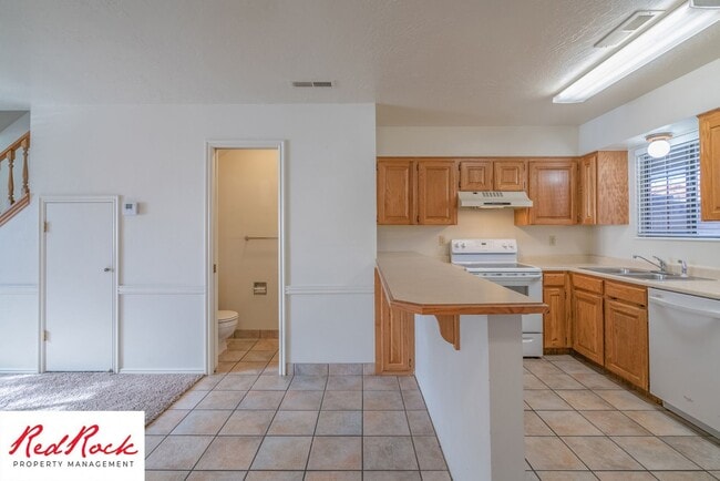 Building Photo - Charming 2 Bedroom Townhome