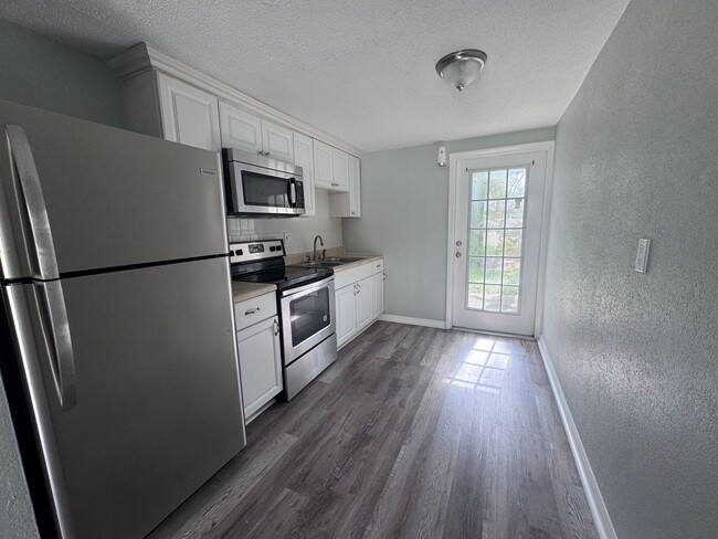 Building Photo - 2 Bedroom 1 Bath Duplex with Washer/Dryer!...