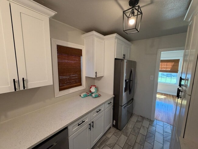 Building Photo - 3 Bed 1 Bath Home