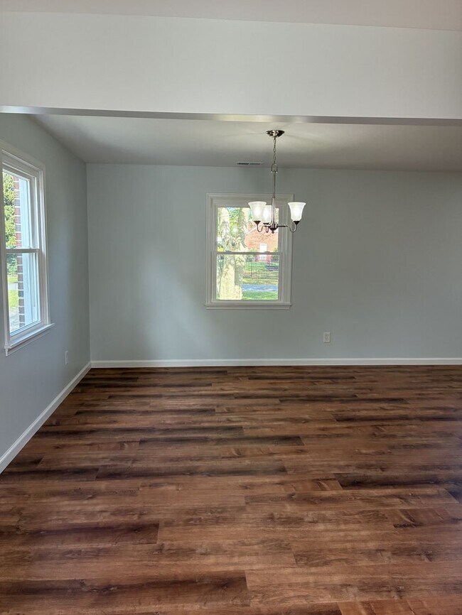 Building Photo - Spacious & Fully Renovated 4-Bedroom Home ...