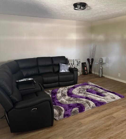 Building Photo - 320 S Roena St