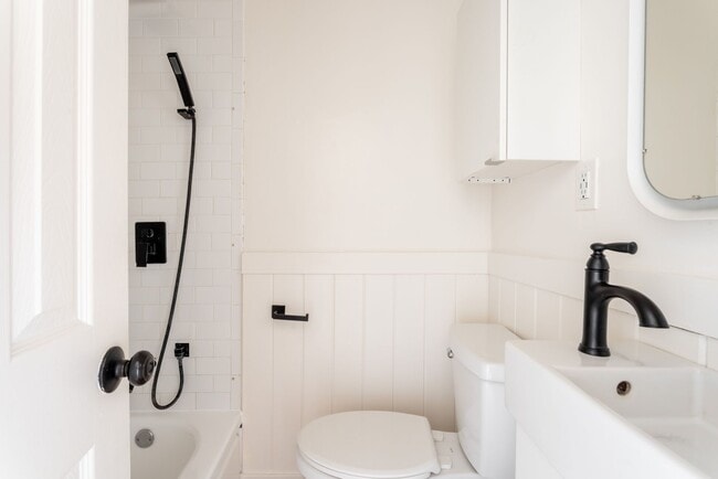 Building Photo - Sunny Venice Boardwalk Studio