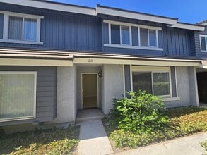 Building Photo - Beautifully renovated 3 Bed, 2 Bath condo!