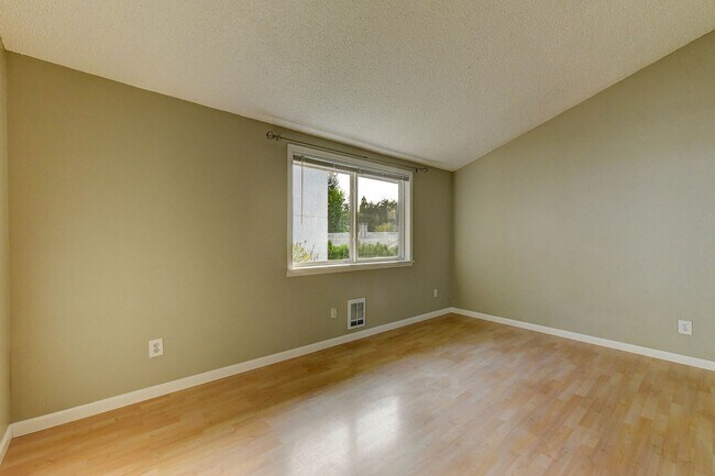 Building Photo - ”Water/Sewer/Trash and parking included in rent!