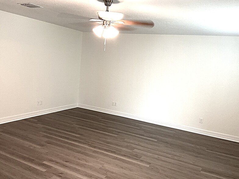 Building Photo - 736 Community Dr