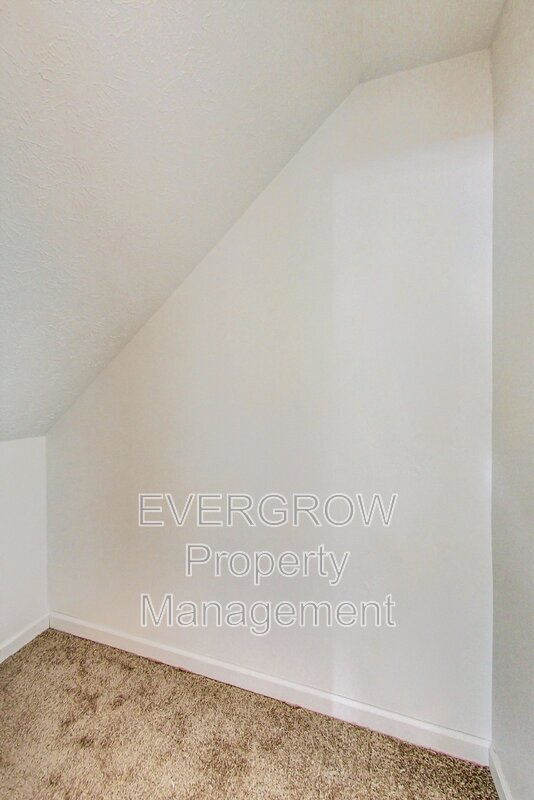 Building Photo - 961 Valley View Dr