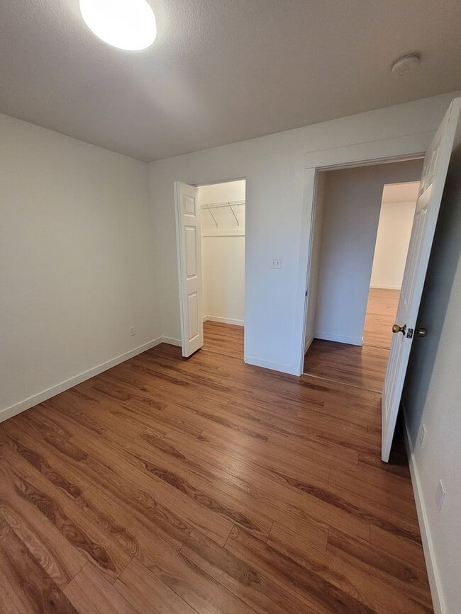 Building Photo - 4BD/2BA spacious and open Duplex located next to shopping, parks, hospitals and freeway access!