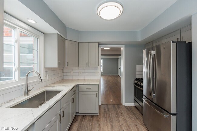 Building Photo - 2539 Warrensville Center Rd