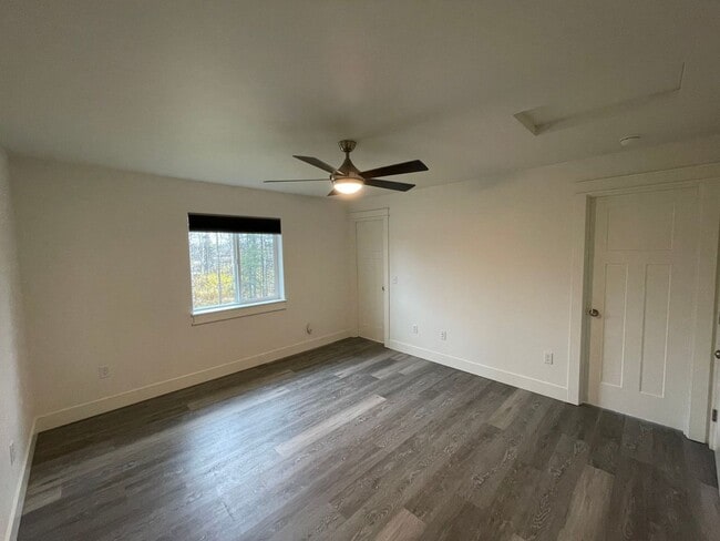Building Photo - 2847 E Lakeview Rd