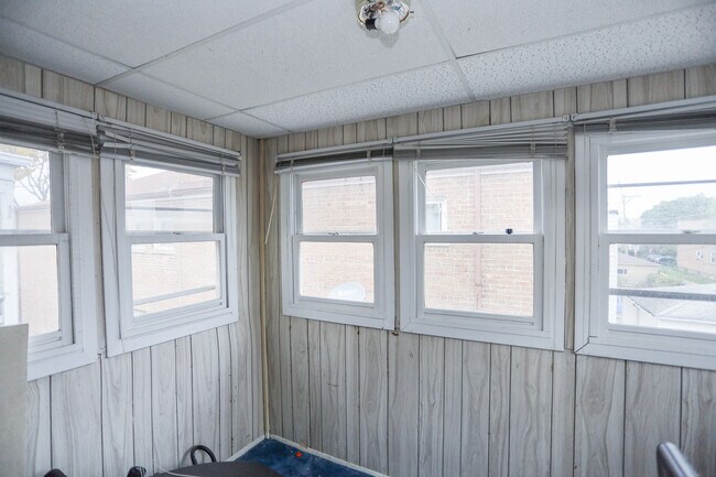 Building Photo - 2754 W Berwyn Ave