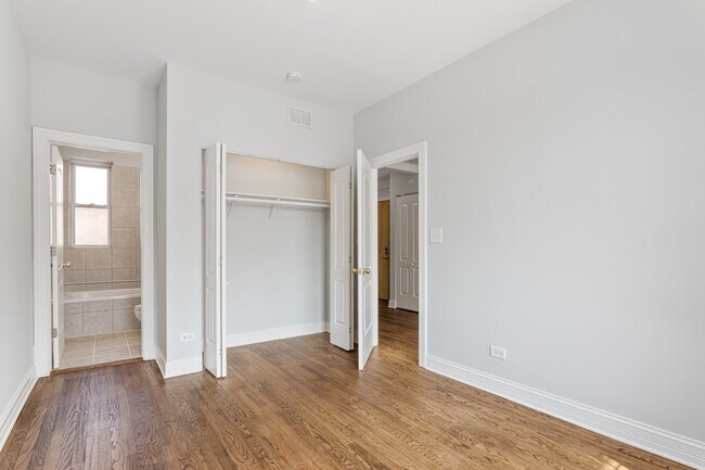 Building Photo - 7324 N Damen Ave
