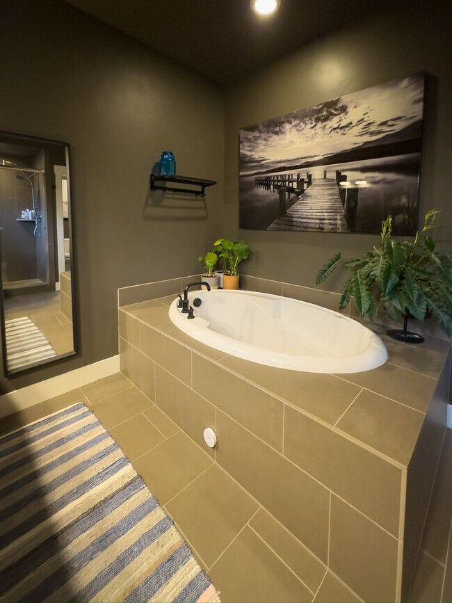 Building Photo - Stunning home available in Stone Creek!  Must see the interior!