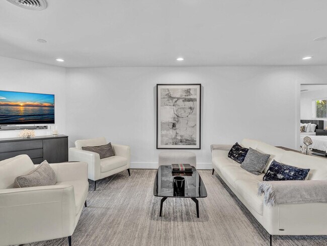 Building Photo - 1640 NE 43rd St