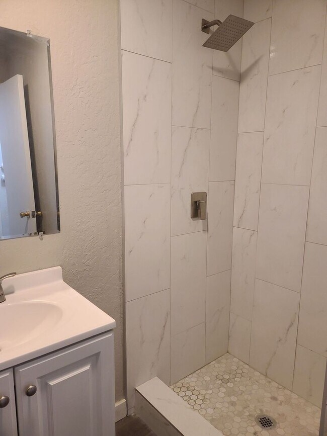 Building Photo - 2 bedroom 1 bath upstairs unit.