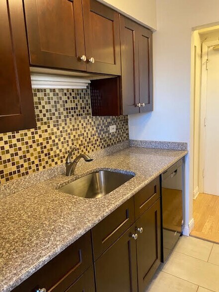 Building Photo - 3710 N Pine Grove Ave