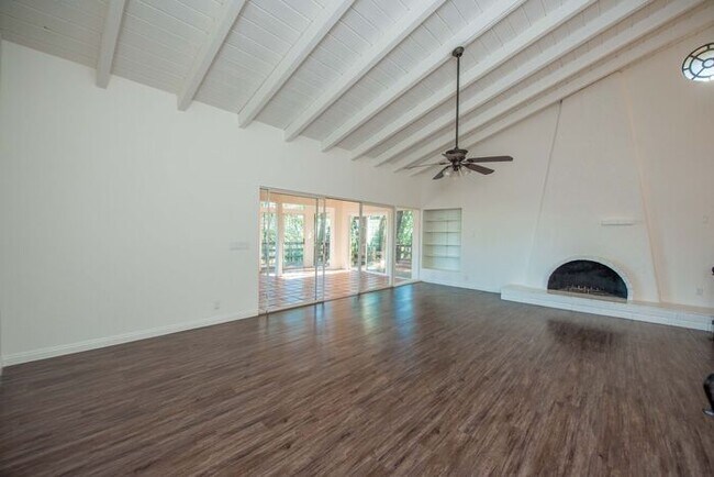 Building Photo - Anaheim Hills