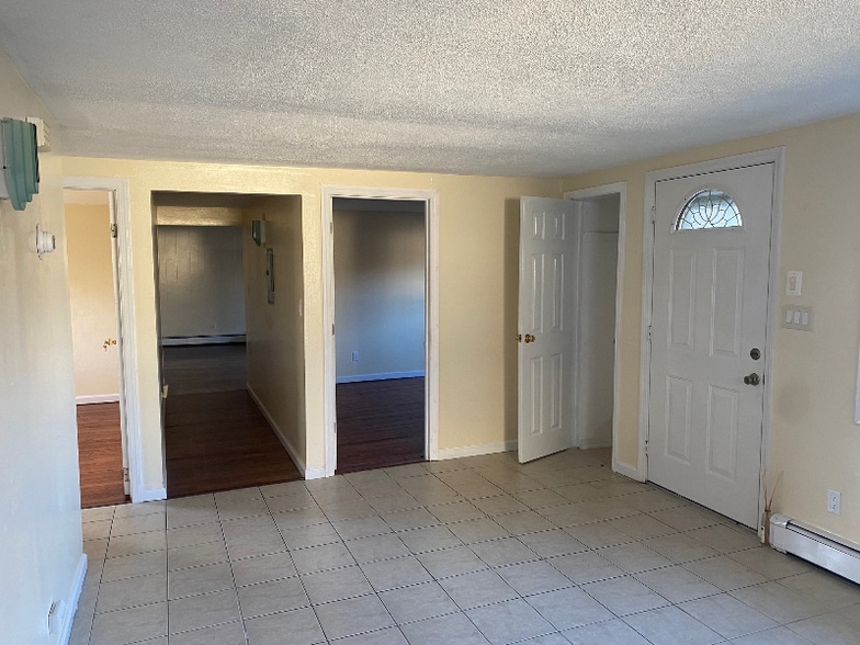 Building Photo - 14 Lantern St