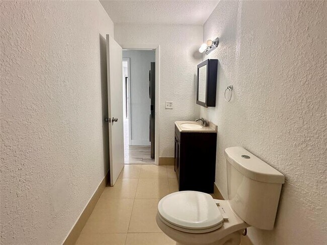 Building Photo - 2580 Coral Springs Dr